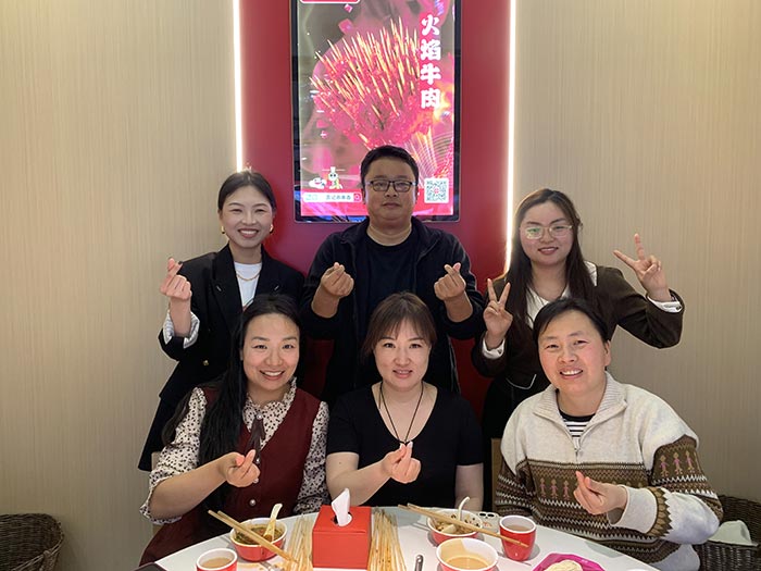 豐盛佳肴聚一堂，團(tuán)建聚餐喜氣洋洋。讓我們齊聚力量，砥礪前行！