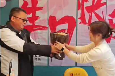 河南賽諾威生活的一面，同事生日其樂(lè)融融，員工一家親！我們不僅懂聚丙烯酰胺，我們更懂生活！